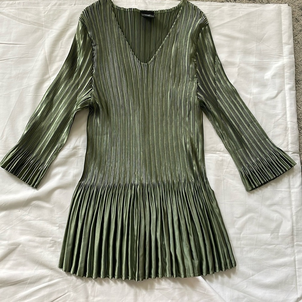 Shiny green pleated flared bottom/sleeve top mini pleatsOne size fits everybody